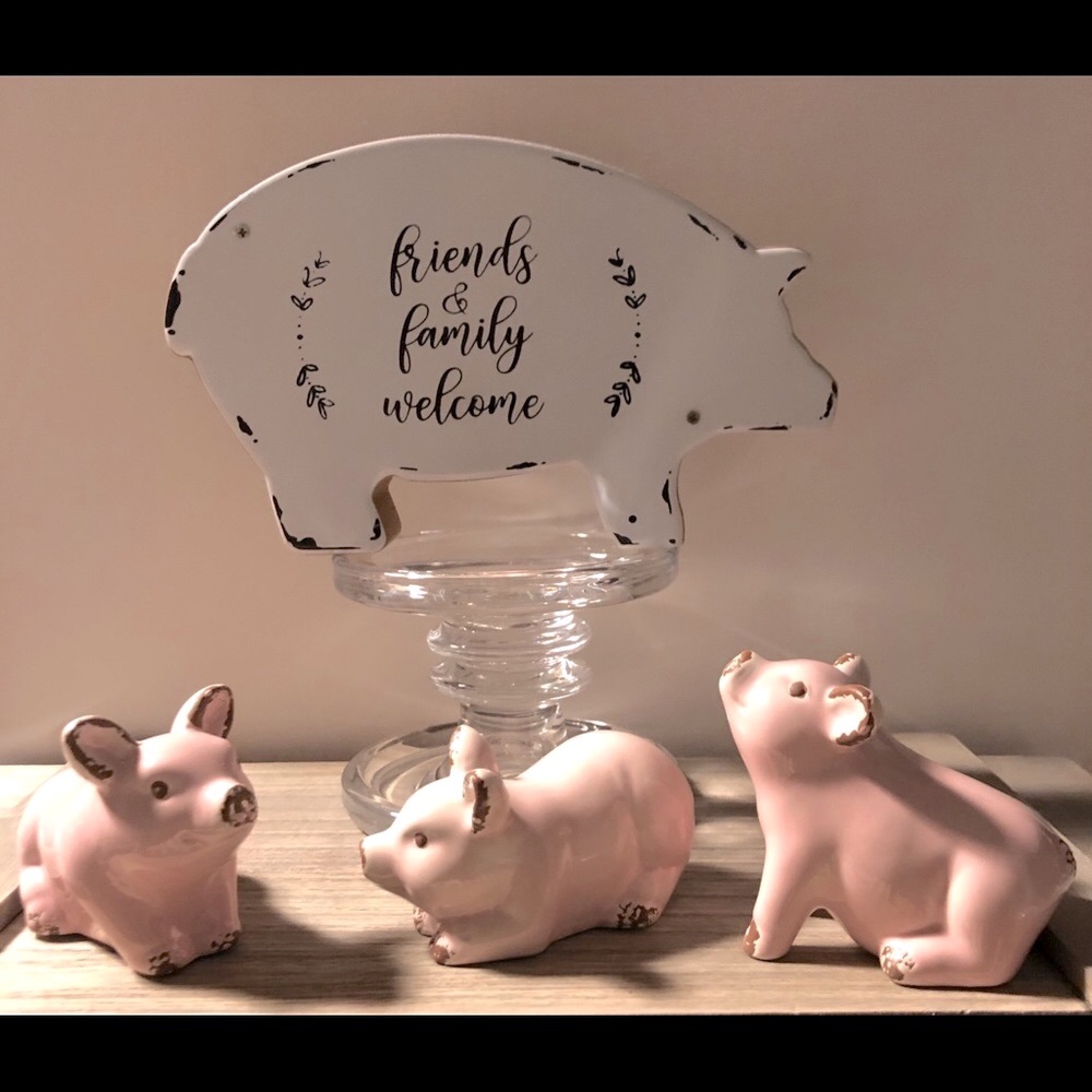 FARMHOUSE TIERED TRAY DECOR: CUTE LITTLE PIGS